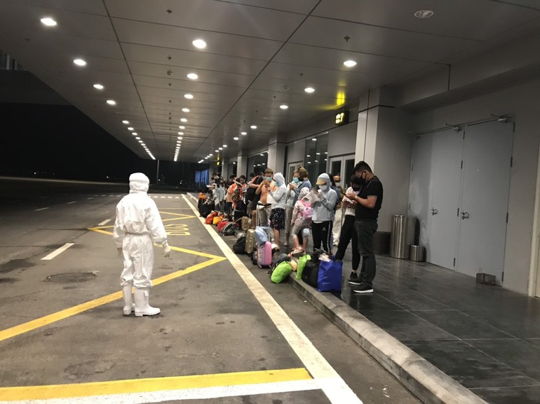 Đón thêm người Việt hồi hương, sân bay Vân Đồn thực hiện nghiêm ngặt quy định phòng dịch ảnh 3