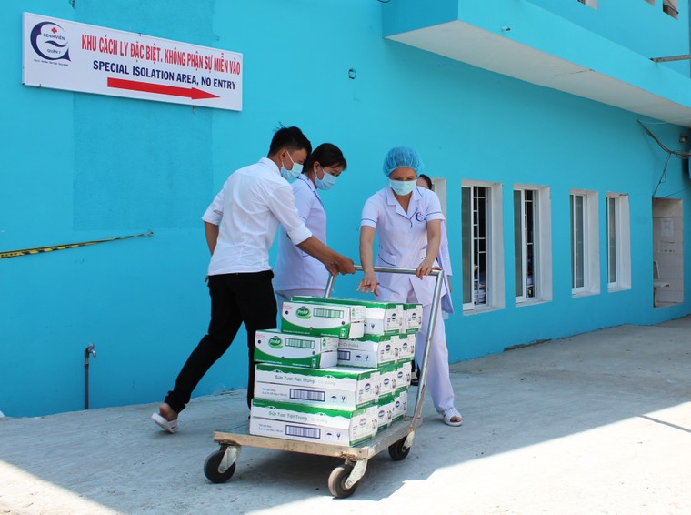 Vinamilk tài trợ sản phẩm dinh dưỡng, tiếp sức cho đội ngũ y tế tuyến đầu chống dịch COVID-19 ảnh 3