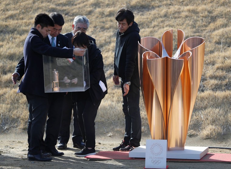 Nhật Bản: Người dân tập trung tại sự kiện thắp sáng ngọn đuốc Olympic bất chấp dịch Covid-19 ảnh 2