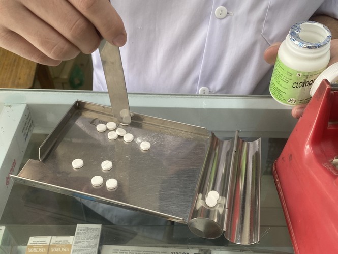 Thuốc sốt rét bất ngờ cháy hàng, người dân mua phòng Covid-19 ảnh 1