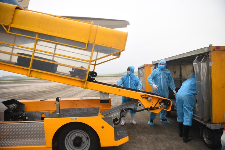 Sân bay Vân Đồn đón thêm hơn 500 người Việt trở về từ vùng dịch theo quy trình đặc biệt ảnh 4