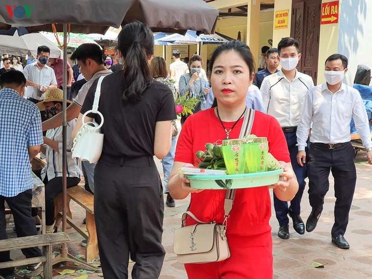 Không đeo khẩu trang, chen chúc lễ Phủ Tây Hồ bất chấp dịch Covid-19 ảnh 10