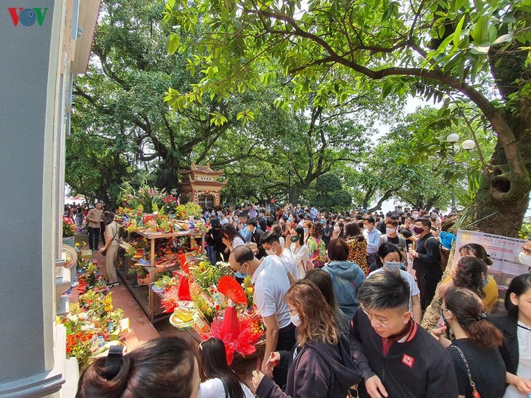 Không đeo khẩu trang, chen chúc lễ Phủ Tây Hồ bất chấp dịch Covid-19 ảnh 1