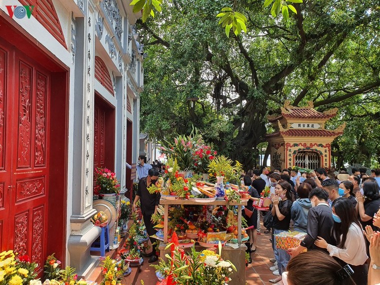 Không đeo khẩu trang, chen chúc lễ Phủ Tây Hồ bất chấp dịch Covid-19 ảnh 3