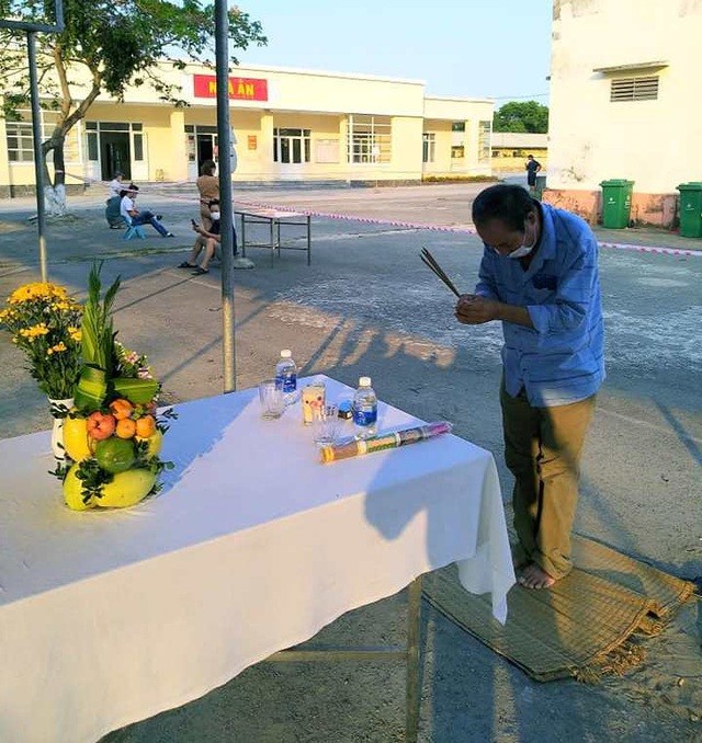 Người đàn ông lập bàn thờ chịu tang cha trong khu cách ly ảnh 1