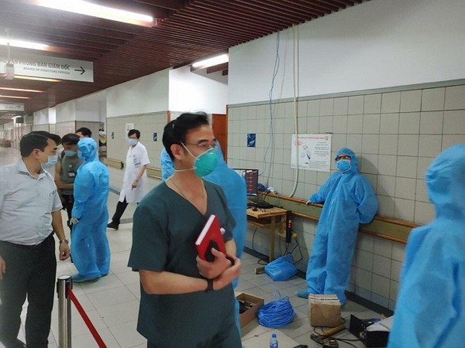 Những hình ảnh đầy cảm động trong khu vực 'nội bất xuất, ngoại bất nhập' giữa ổ dịch lớn nhất Thủ đô ảnh 1