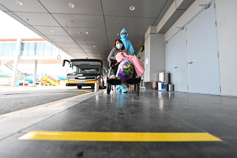 Đón chuyến bay từ vùng dịch: Sân bay Vân Đồn áp dụng quy trình mới ảnh 3