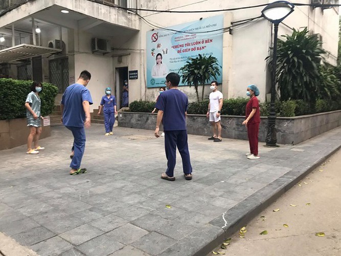 Những hình ảnh đầy cảm động trong khu vực 'nội bất xuất, ngoại bất nhập' giữa ổ dịch lớn nhất Thủ đô ảnh 13