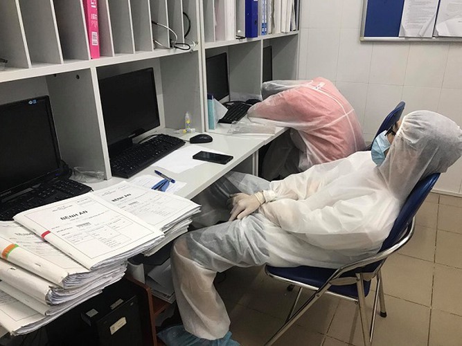 Những hình ảnh đầy cảm động trong khu vực 'nội bất xuất, ngoại bất nhập' giữa ổ dịch lớn nhất Thủ đô ảnh 4