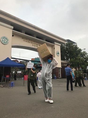 Những hình ảnh đầy cảm động trong khu vực 'nội bất xuất, ngoại bất nhập' giữa ổ dịch lớn nhất Thủ đô ảnh 7