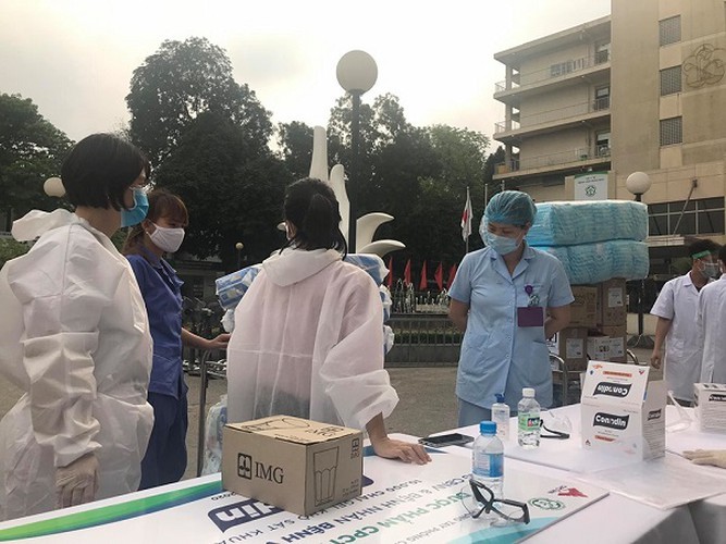 Những hình ảnh đầy cảm động trong khu vực 'nội bất xuất, ngoại bất nhập' giữa ổ dịch lớn nhất Thủ đô ảnh 8