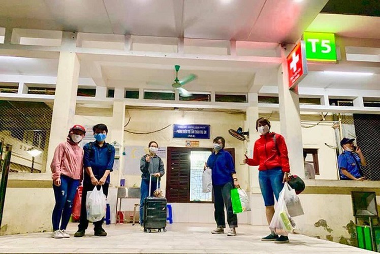 Những hình ảnh đầy cảm động trong khu vực 'nội bất xuất, ngoại bất nhập' giữa ổ dịch lớn nhất Thủ đô ảnh 9