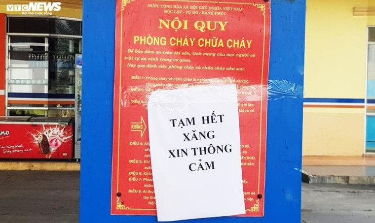 Giá xăng vừa giảm mạnh, nhiều nơi ở Quảng Nam đã 'cháy hàng' ảnh 1