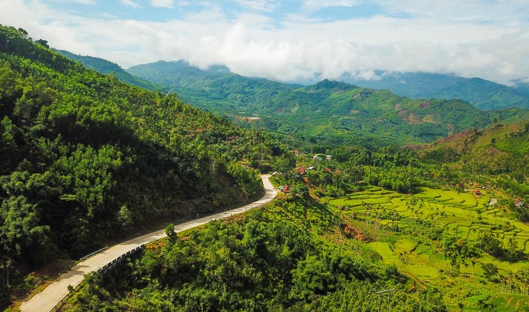 Dãy núi này chạy qua bao nhiêu tỉnh, thành ở Việt Nam?