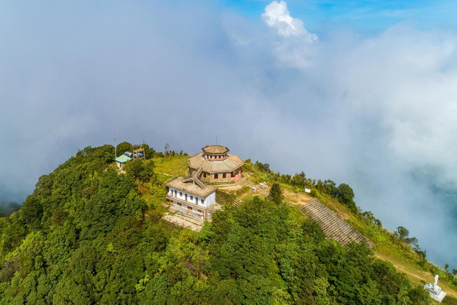 Dãy Trường Sơn được xem là...?