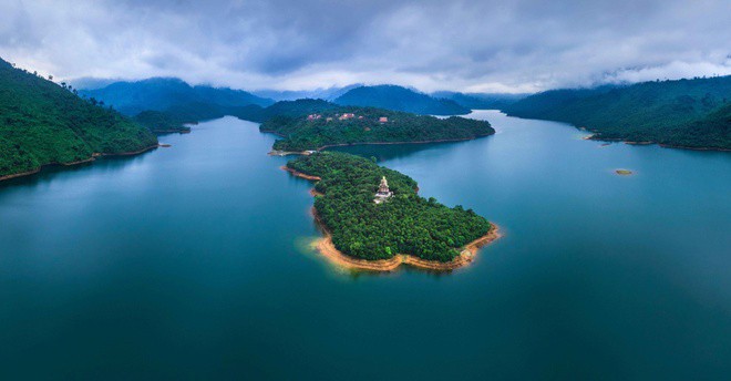 Tên đỉnh núi cao hơn 2.000 m thuộc dãy Trường Sơn?