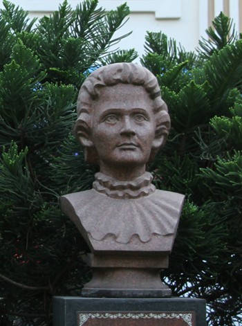 Pho tượng này được đặt trong khuôn viên trường nào?