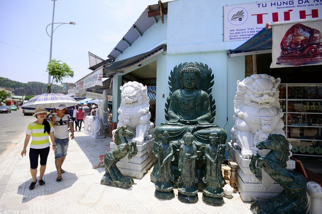 Dưới núi Thủy Sơn có làng nghề nổi tiếng chuyên về…?