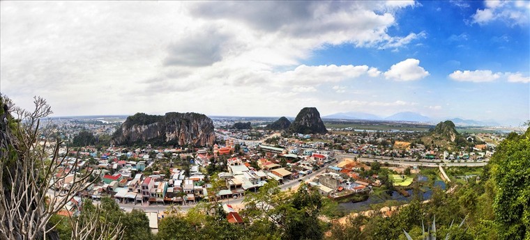 Đá ở núi Mộc Sơn thường có màu gì?