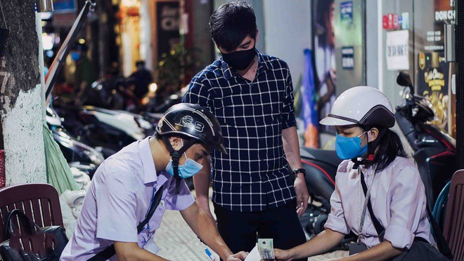 Người dân TP.HCM bị phạt vì không đeo khẩu trang khi ngồi trước cửa nhà ảnh 1