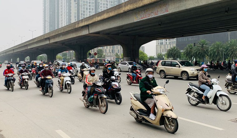  Người dân Hà Nội đổ ra đường đông như ngày thường ảnh 3