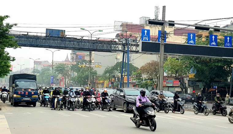  Người dân Hà Nội đổ ra đường đông như ngày thường ảnh 1