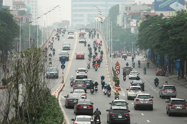  Người dân Hà Nội đổ ra đường đông như ngày thường ảnh 5