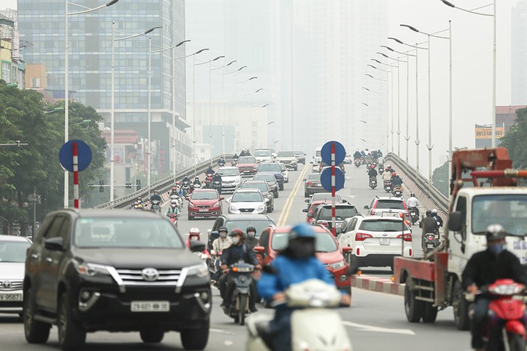  Người dân Hà Nội đổ ra đường đông như ngày thường ảnh 6