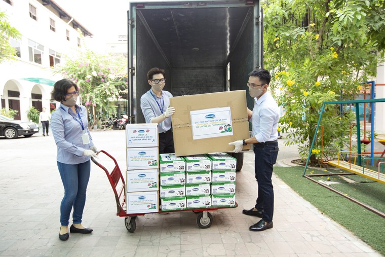 'Triệu bước đi, đẩy lùi cô-vi' - Tấm lòng của nhân viên Vinamilk dành cho trẻ em khó khăn trong đại dịch ảnh 4