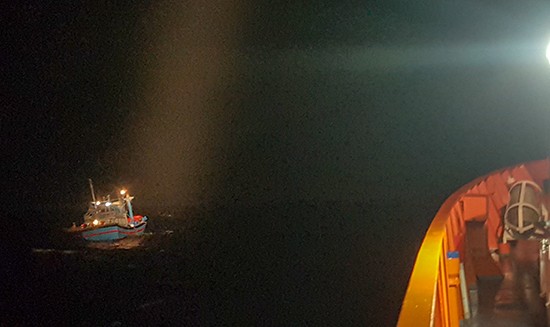 Ứng cứu kịp thời ngư dân bị tai biến ở Hoàng Sa ảnh 1