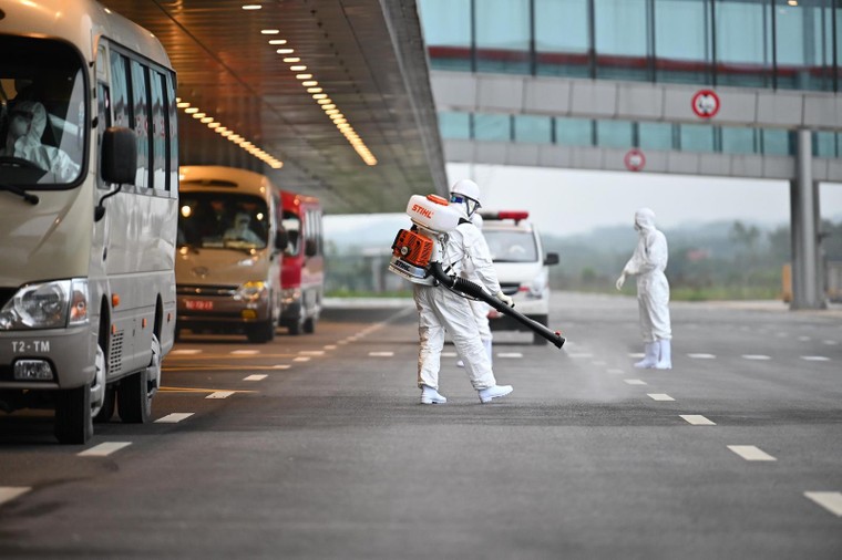 Đón chuyến bay giải cứu và những đóng góp thầm lặng của sân bay Vân Đồn ảnh 1