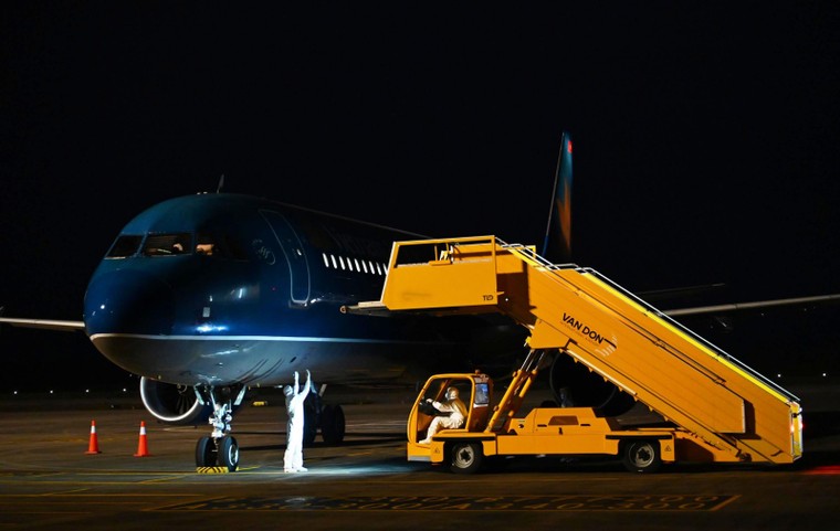 Đón chuyến bay giải cứu và những đóng góp thầm lặng của sân bay Vân Đồn ảnh 2