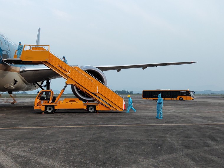 Chuyến bay chở 93 người Việt Nam từ Anh về nước hạ cánh tại sân bay Vân Đồn ảnh 2