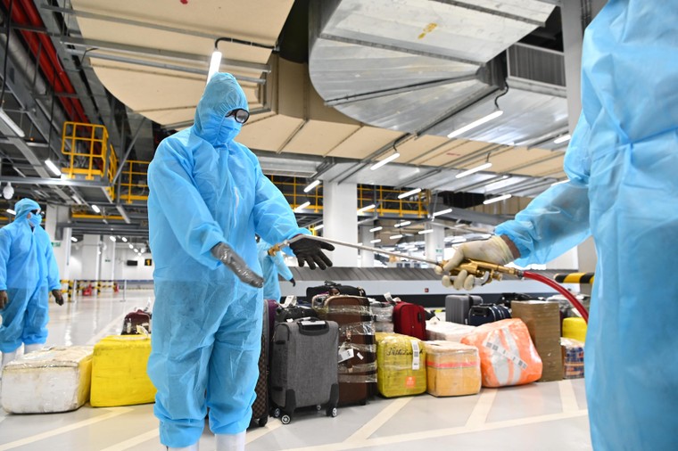 Sân bay Vân Đồn đón 308 kỹ sư Hàn Quốc theo quy trình khép kín ngoài nhà ga ảnh 2