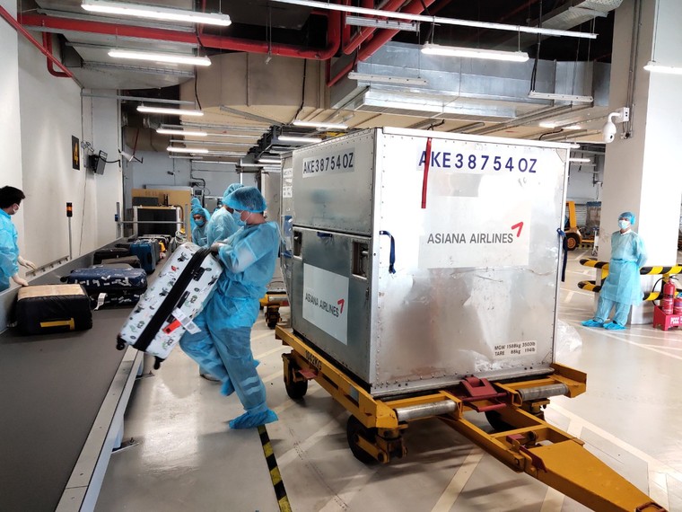 Sân bay Vân Đồn đón 308 kỹ sư Hàn Quốc theo quy trình khép kín ngoài nhà ga ảnh 3