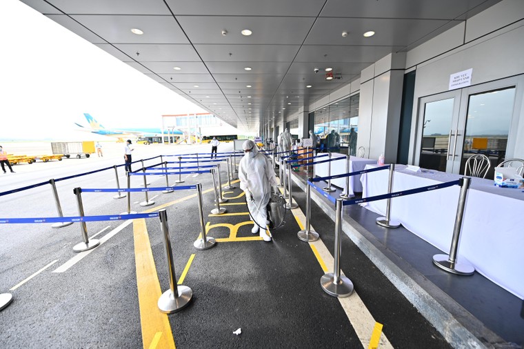 Sân bay Vân Đồn đón 308 kỹ sư Hàn Quốc theo quy trình khép kín ngoài nhà ga ảnh 4