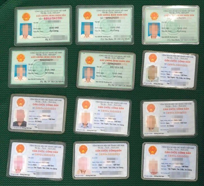 Trao trả 54 triệu đồng cho cụ ông ăn xin có 5 chứng minh thư, 7 thẻ căn cước ảnh 1