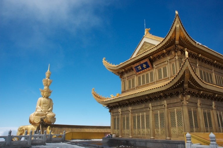 Đâu là tên một ngôi chùa lớn mang dấu ấn Phật giáo ở núi Nga Mi?