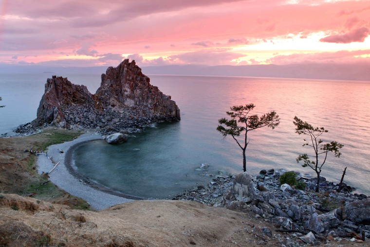 Ở Nga có hồ nước ngọt lớn và sâu nhất thế giới là...?