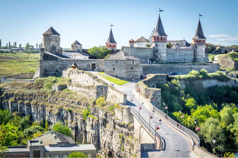 Diện tích của quốc gia này khoảng bao nhiêu?