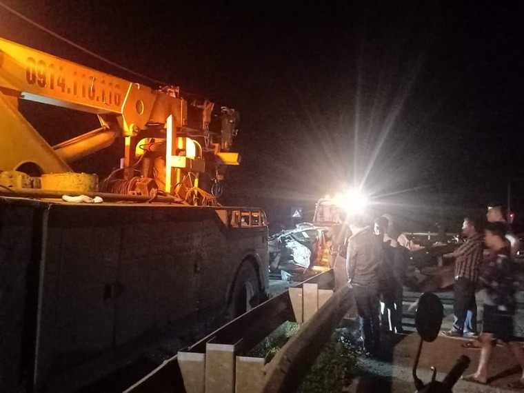 Ô tô va chạm xe đầu kéo, một thiếu tá quân đội tử vong ảnh 1