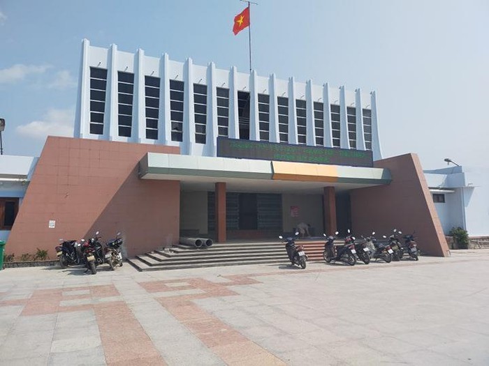 Bình Định: Đình chỉ Giám đốc Trung tâm văn hóa huyện mang chuông bán đồng nát ảnh 1