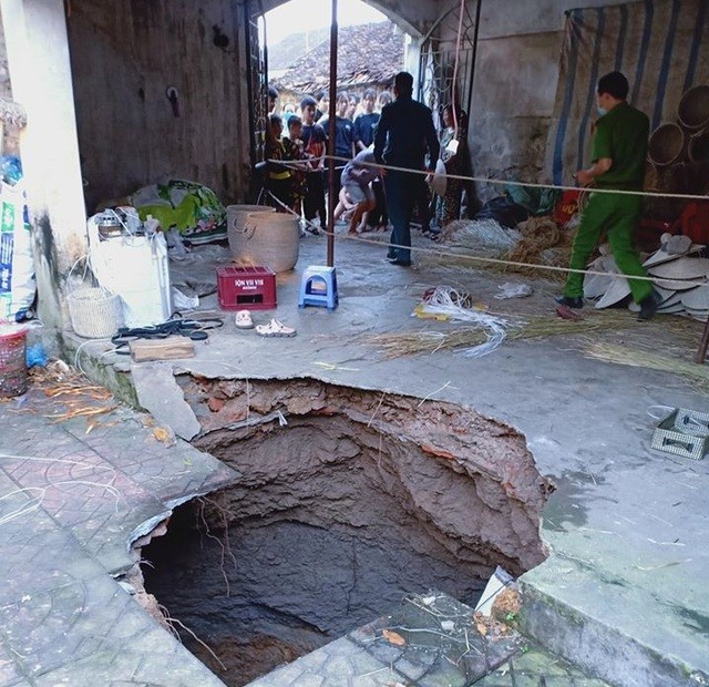 Hà Nội: ‘Hố tử thần’ bất ngờ xuất hiện ‘nuốt trọn’ cột nhà cao hơn 2 mét ảnh 1