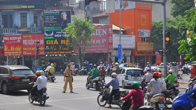 Bộ GTVT đề xuất cấm vượt đèn xanh khi nút giao ùn tắc ảnh 1