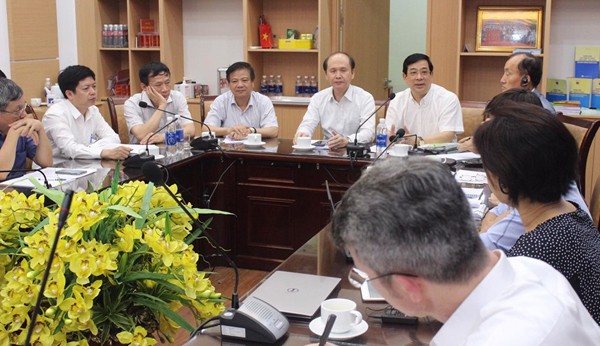 Xem xét phương án ghép phổi cho nam phi công người Anh mắc COVID-19 ảnh 1