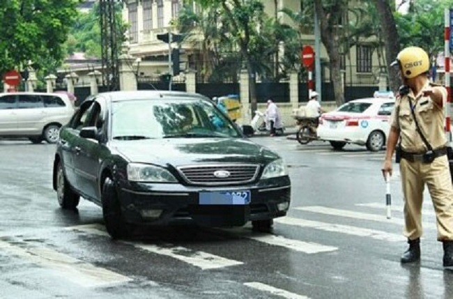 Xe biển xanh đua nhau vượt đèn đỏ, công an gửi văn bản về đơn vị chủ quản ảnh 1