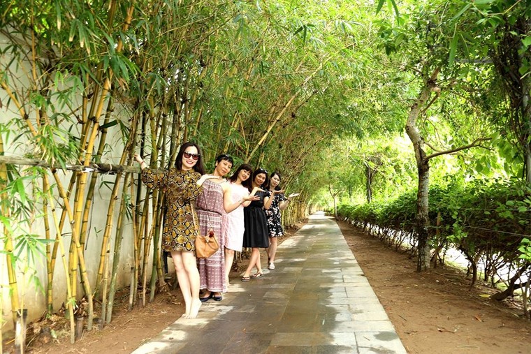 Sầm Sơn đẹp lạ qua nghìn lẻ một kiểu check-in của team 'sống ảo' ảnh 2