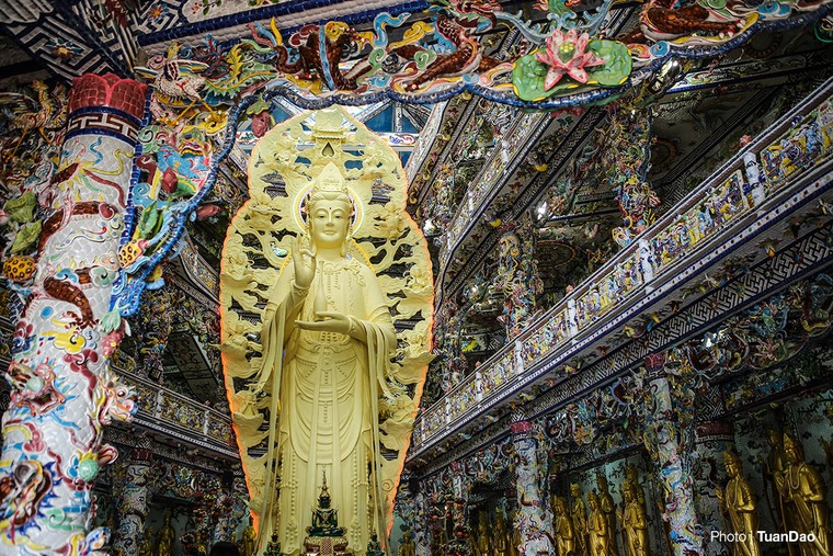 Bức tượng phật trong nhà cao nhất Việt Nam tại chùa Linh Phước được làm từ...?