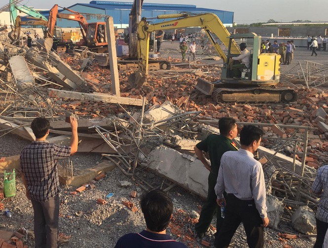 10 người chết, nhiều người bị chôn vùi do sập tường đang xây ở Đồng Nai ảnh 1