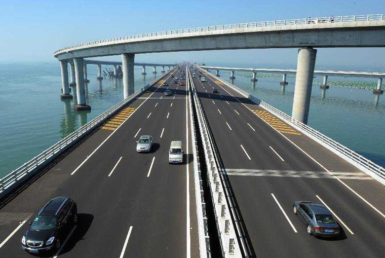 Cầu vịnh Giang Châu có mấy làn xe chạy song song?